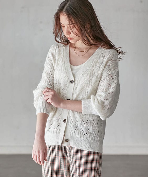 ふんわりタッチ ポップコーン透かし編みカーディガンのオフを着用している女性の写真