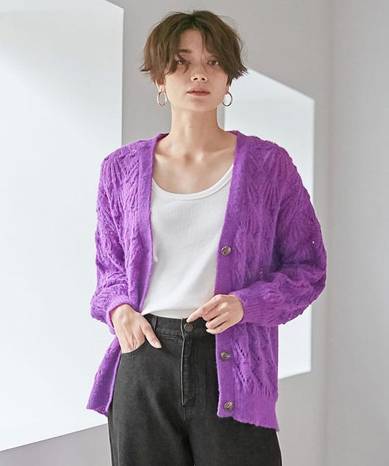 ふんわりタッチ ポップコーン透かし編みカーディガンのパープルを着用している女性の写真