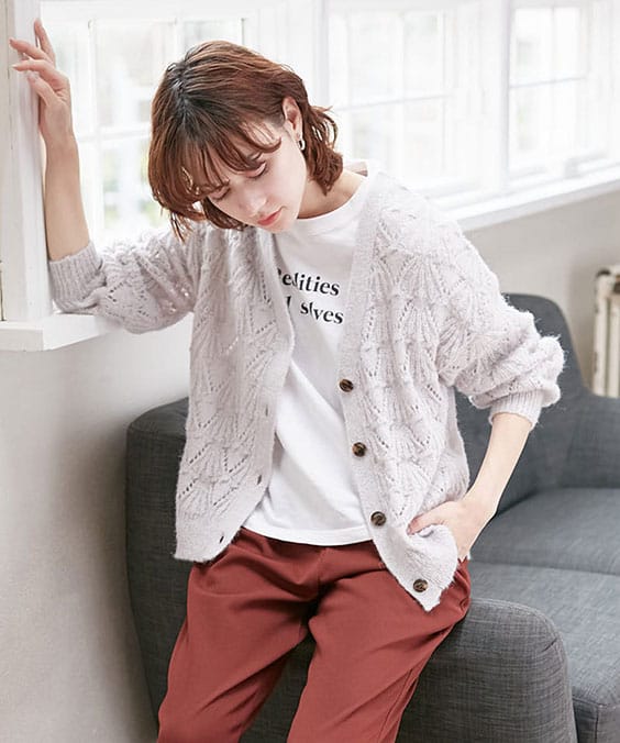 ふんわりタッチ ポップコーン透かし編みカーディガンのベージュを着用している女性の写真