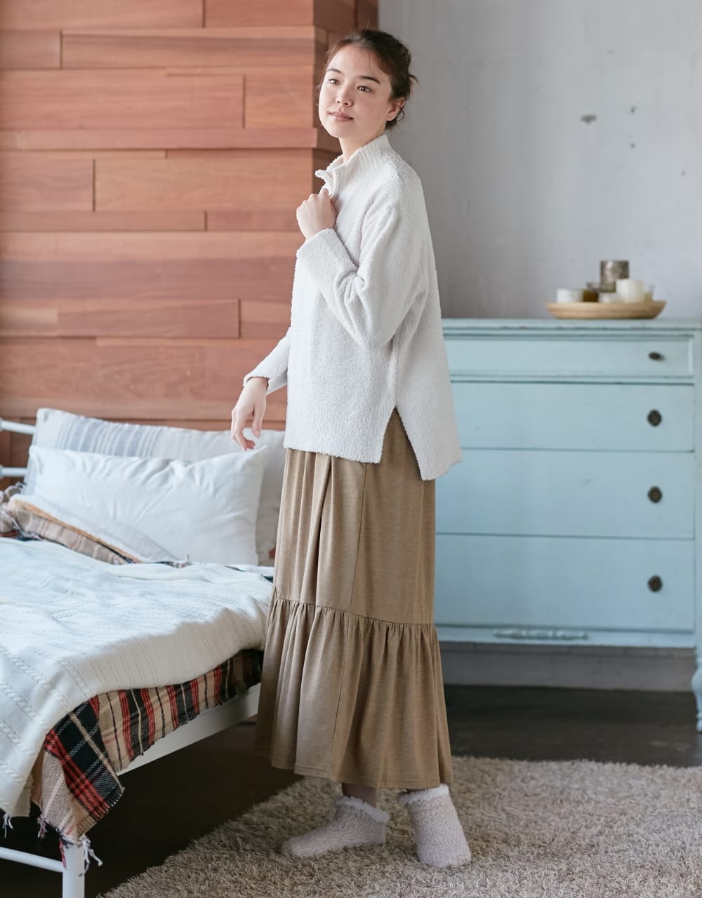 マシュマロニットハーフZIPプルオーバー、マシュマロニットルームシューズを着用している女性モデルの写真