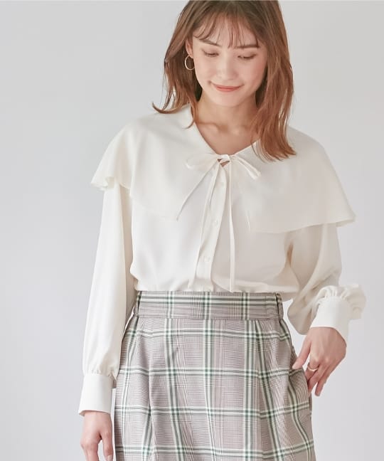 【Oeillet】ビッグカラーブラウスを着用している女性モデルの写真