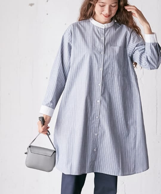 【anyfee】洗いざらしバンドカラーシャツワンピースを着用している女性モデルの写真
