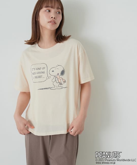 【PEANUTS】スヌーピールームウェアセットアップを着用している女性モデルの写真