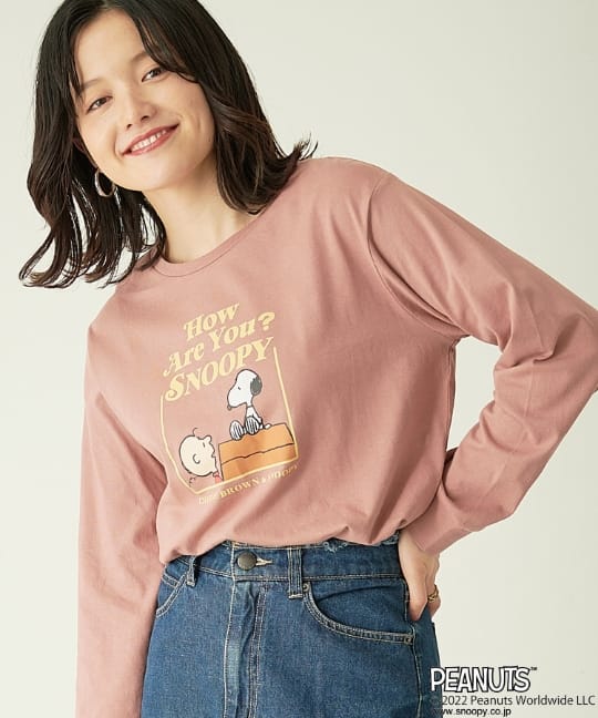 【PEANUTS】スヌーピー＆フレンドプリントTを着用している女性モデルの写真