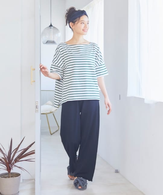 【LAFUKU】Lafubaki ルームウェア パジャマ 部屋着を着用している女性モデルの写真