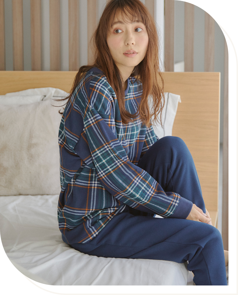 LAFUKU ROOMWEAR SETを着用している女性モデルの写真01