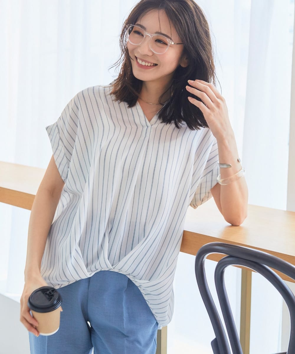 シャツ活／ツイルフロントタックブラウス ストライプ（オフ）を着用して正面のやや右を向いている女性