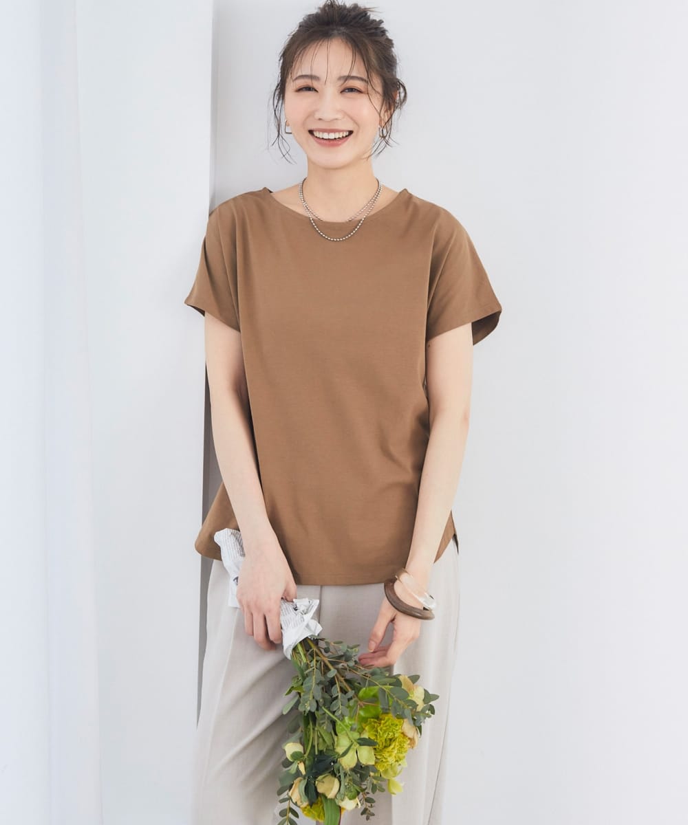 エブ楽／フレンチスリーブTシャツ ブラウンを着用してブーケを持ち正面を向いている女性