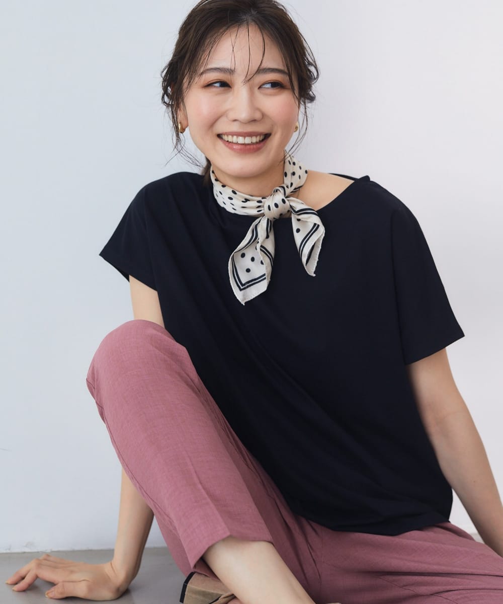 エブ楽／フレンチスリーブTシャツ ブラックを座っている女性