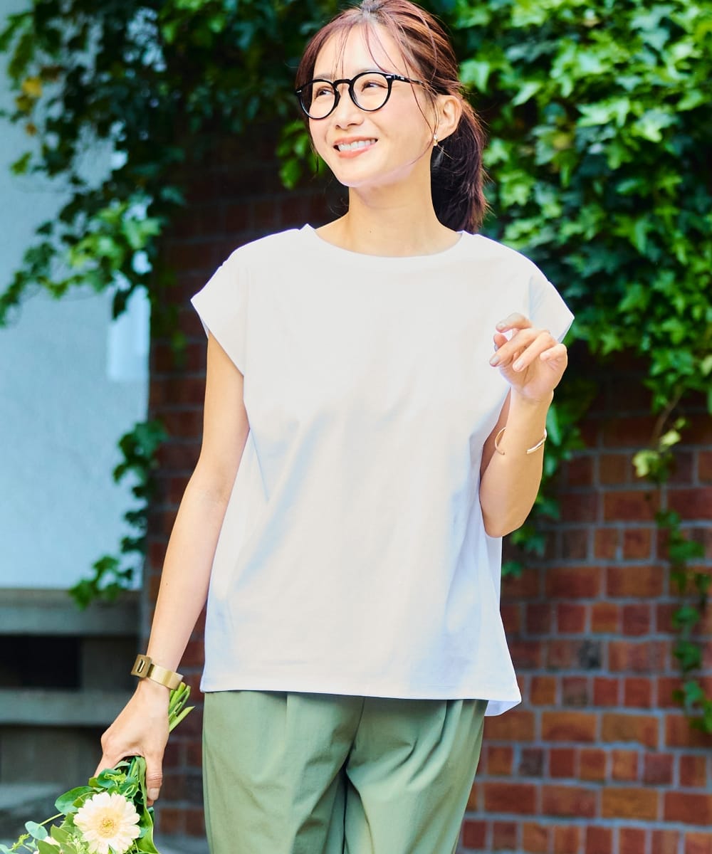 美ューティフル正解Tシャツ オフを着用してブーケを持ち右よりの正面を向いている女性