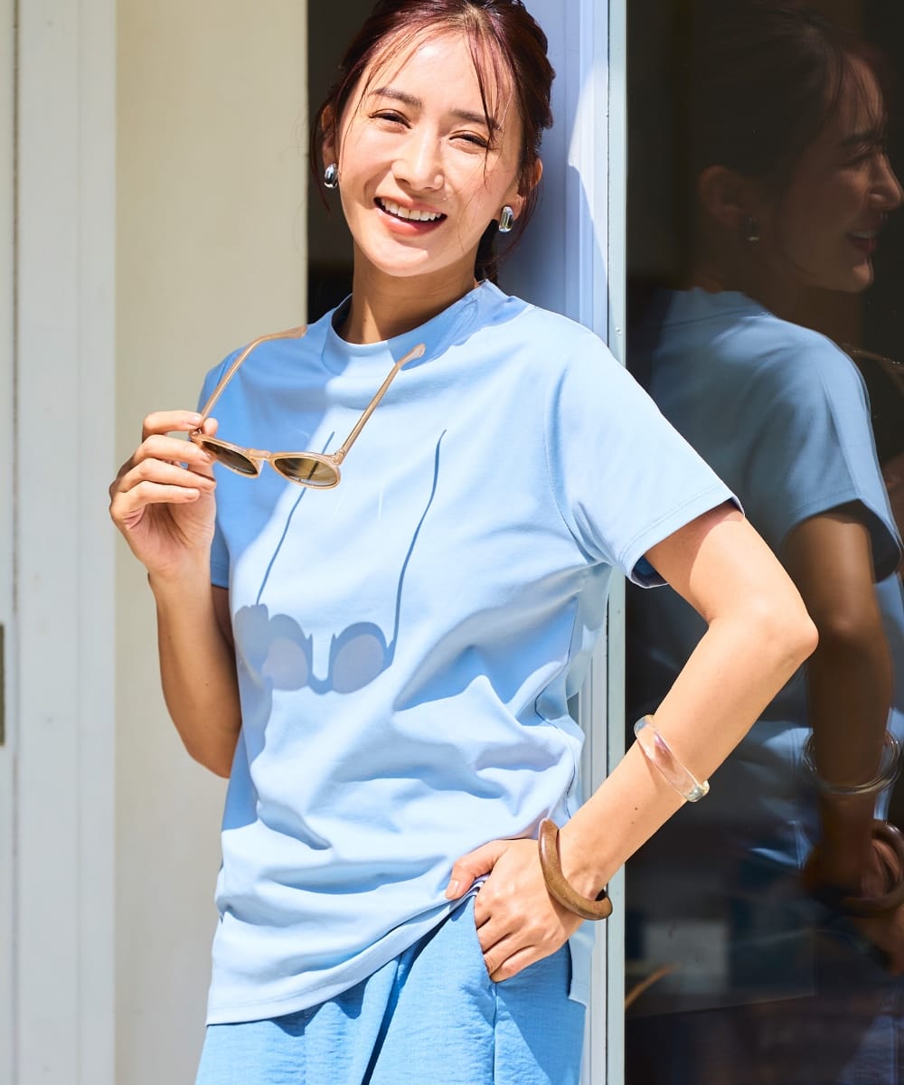 美ューティフル正解Tシャツ ラベンダーを着用してサングラスを手に取り正面を向いている女性
