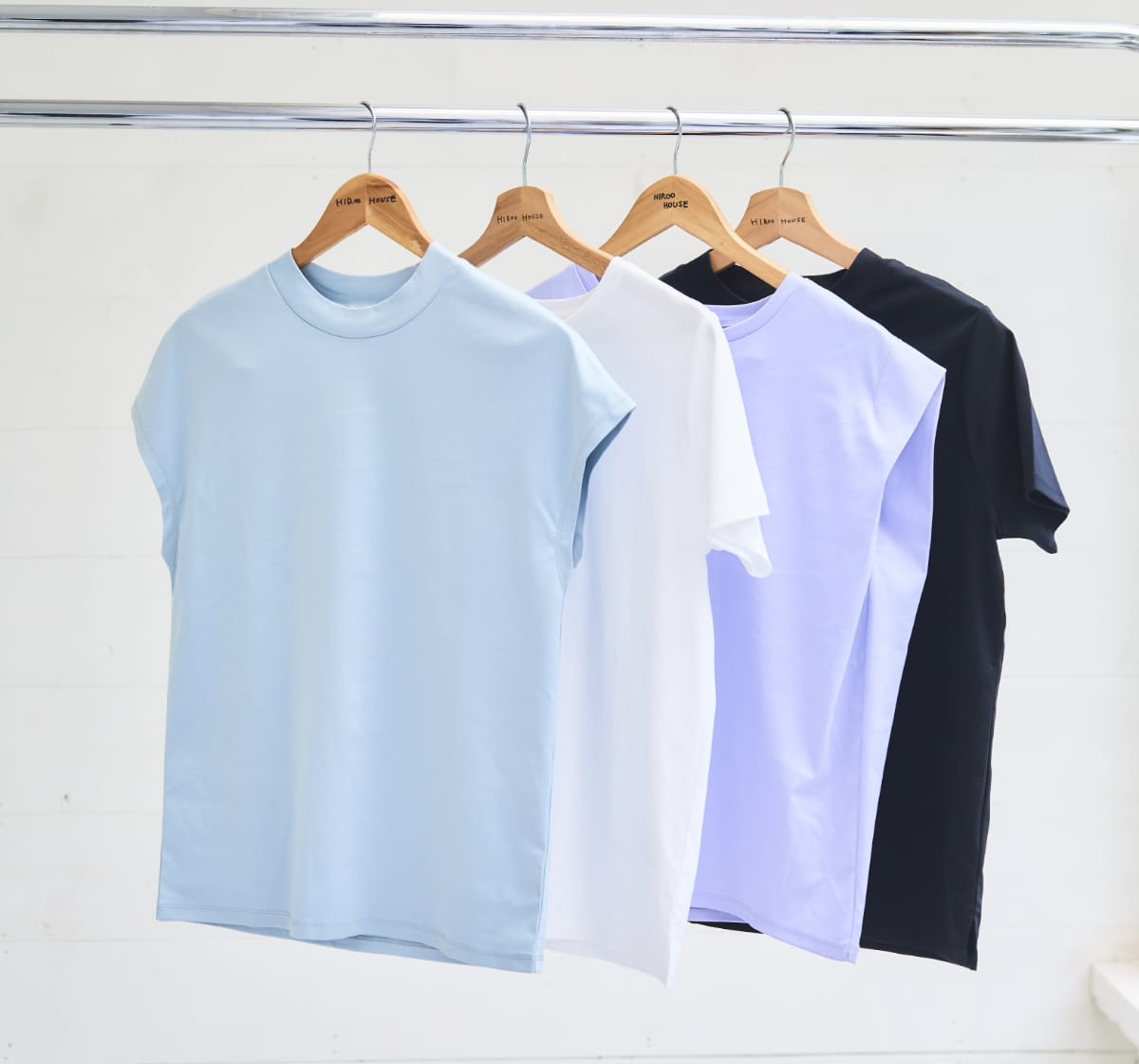 ハンガーに掛かった4着の美ューティフル正解Tシャツ