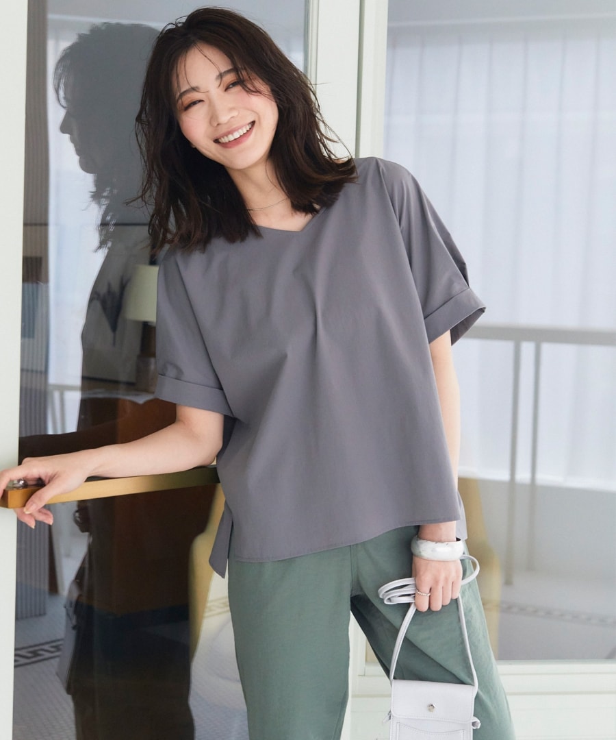 ブラウスを着用している女性の写真２