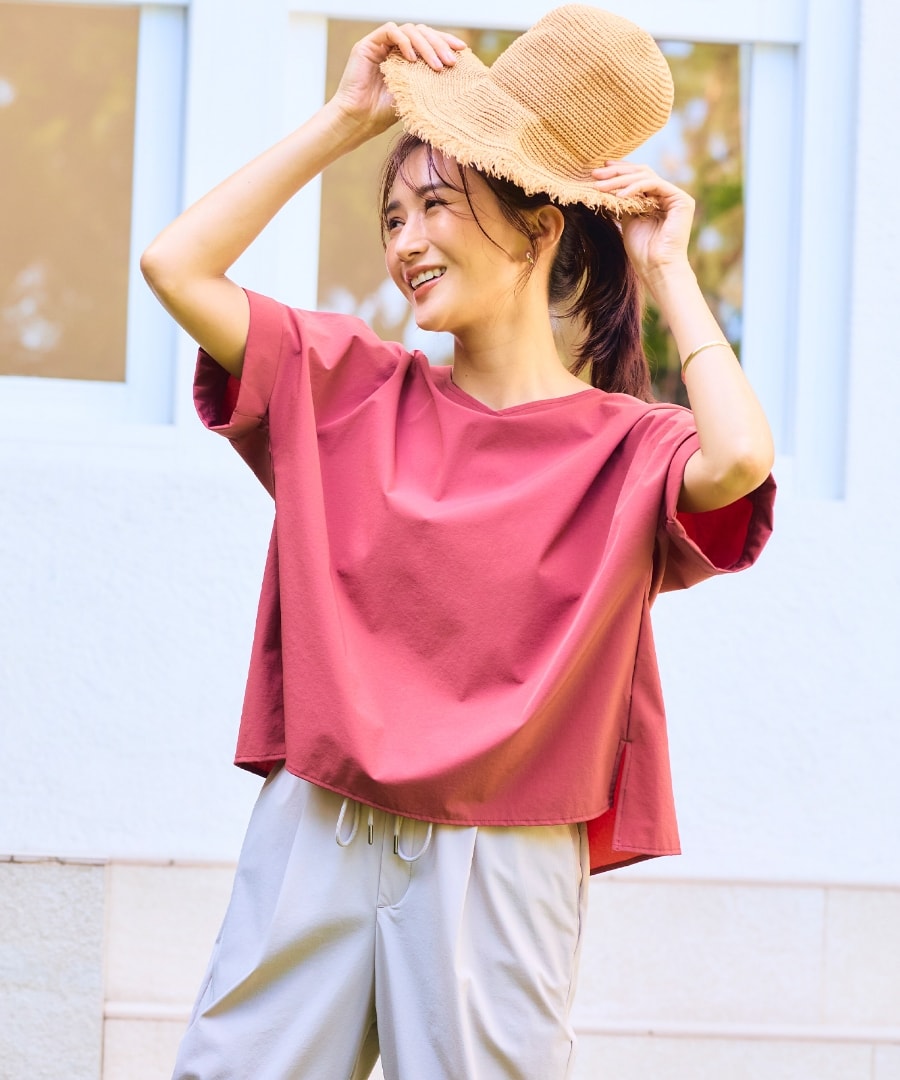 ブラウスを着用している女性の写真４