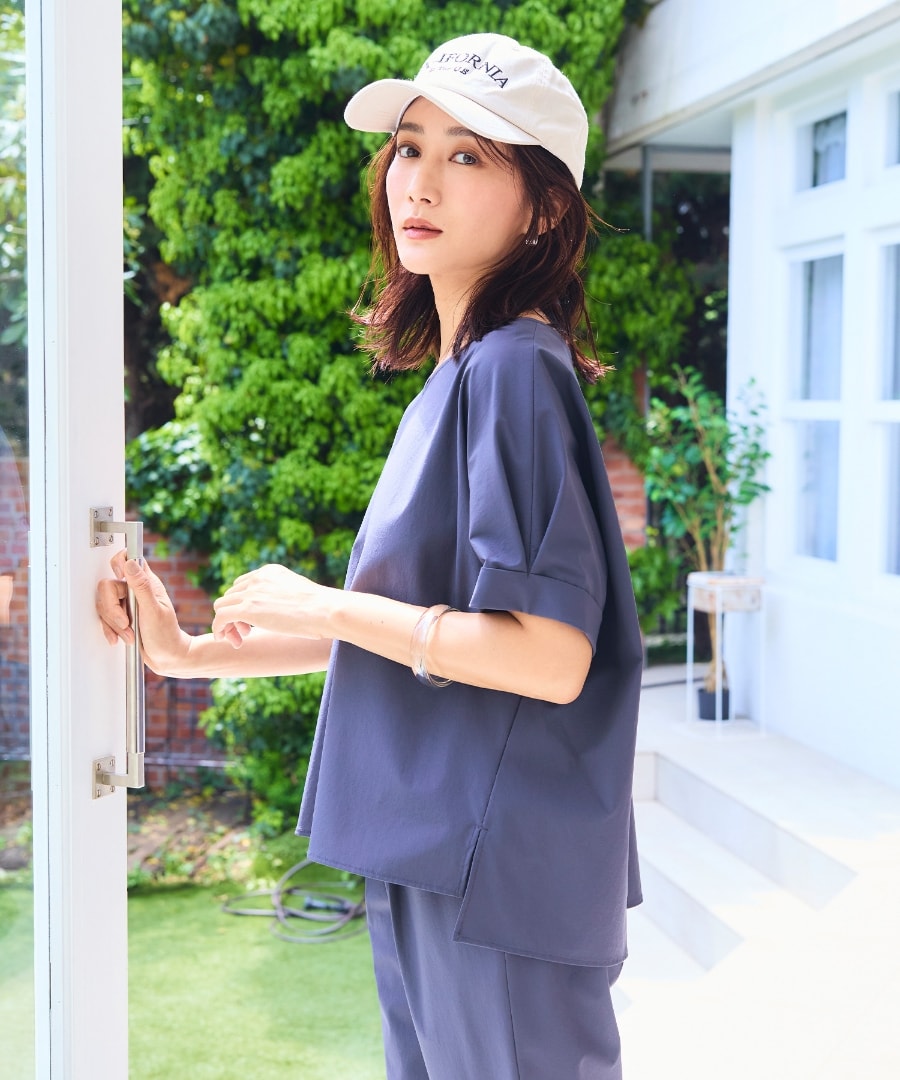 ブラウスを着用している女性の写真７