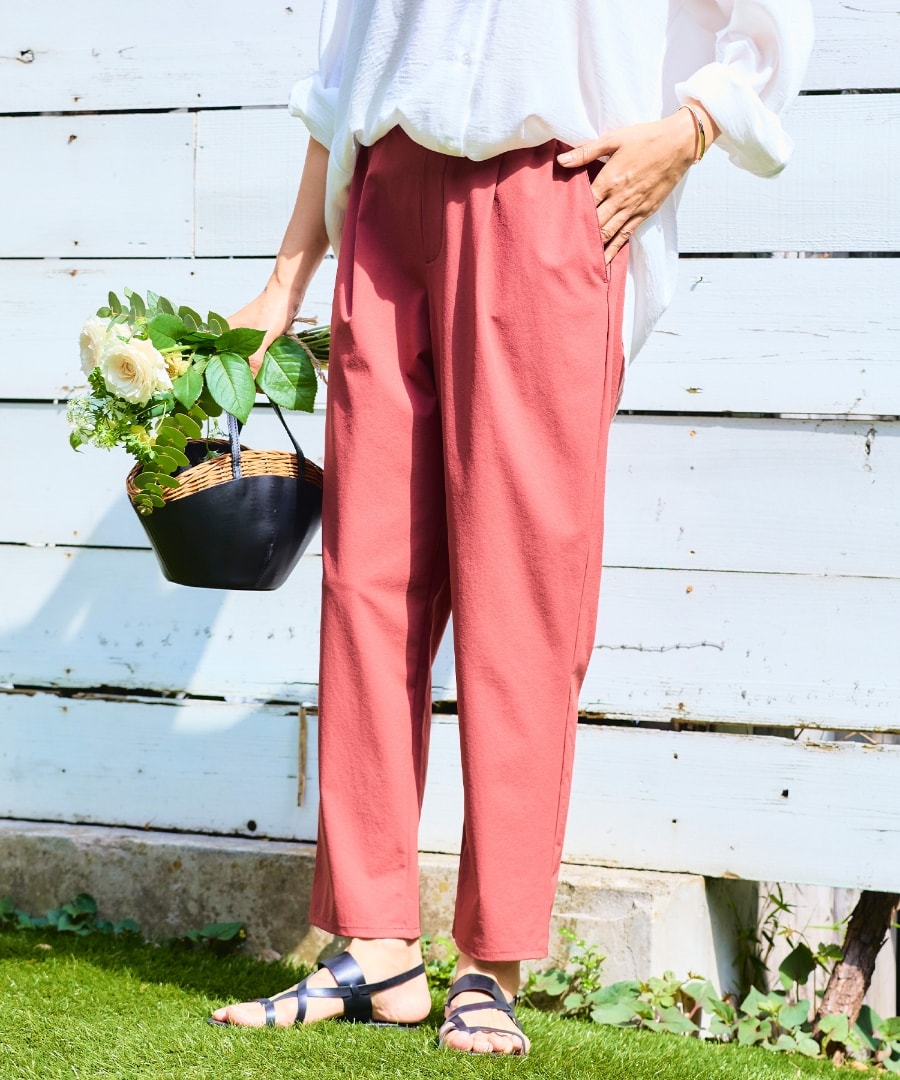 パンツを着用している女性の写真３