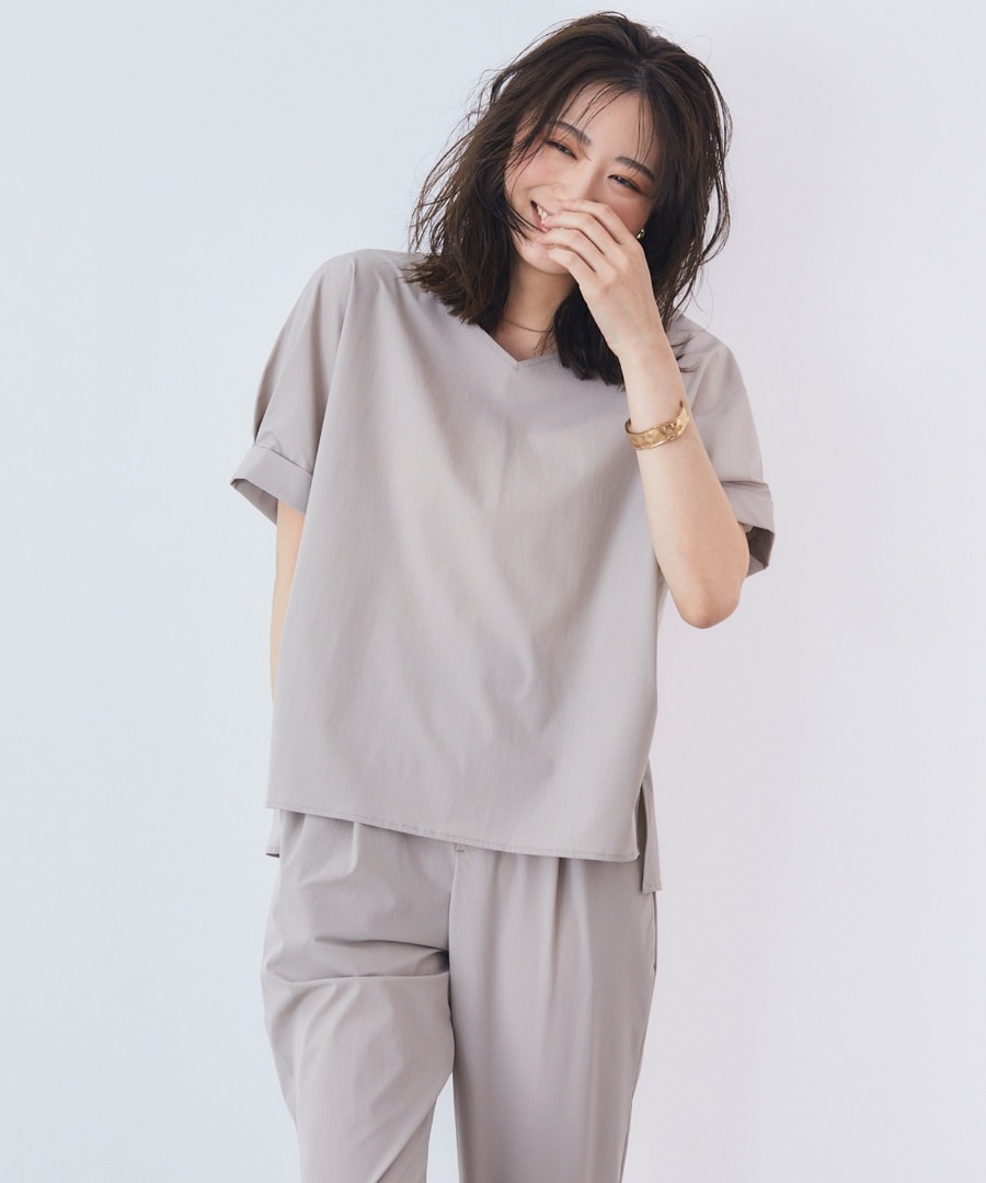ブラウスとパンツを着用した女性の写真１