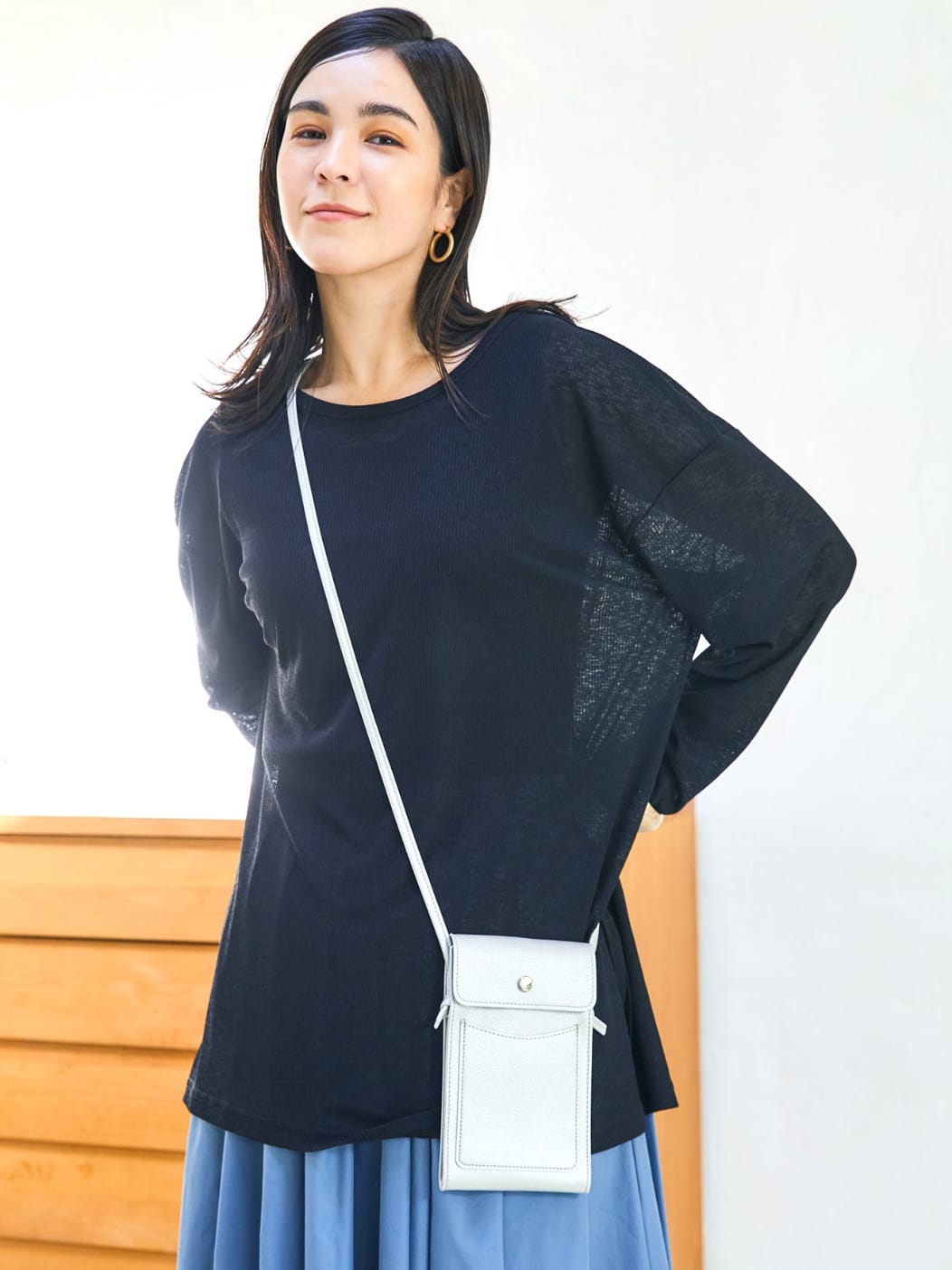 2層ソフト スマホショルダーバッグ銀を着用している女性モデル画像