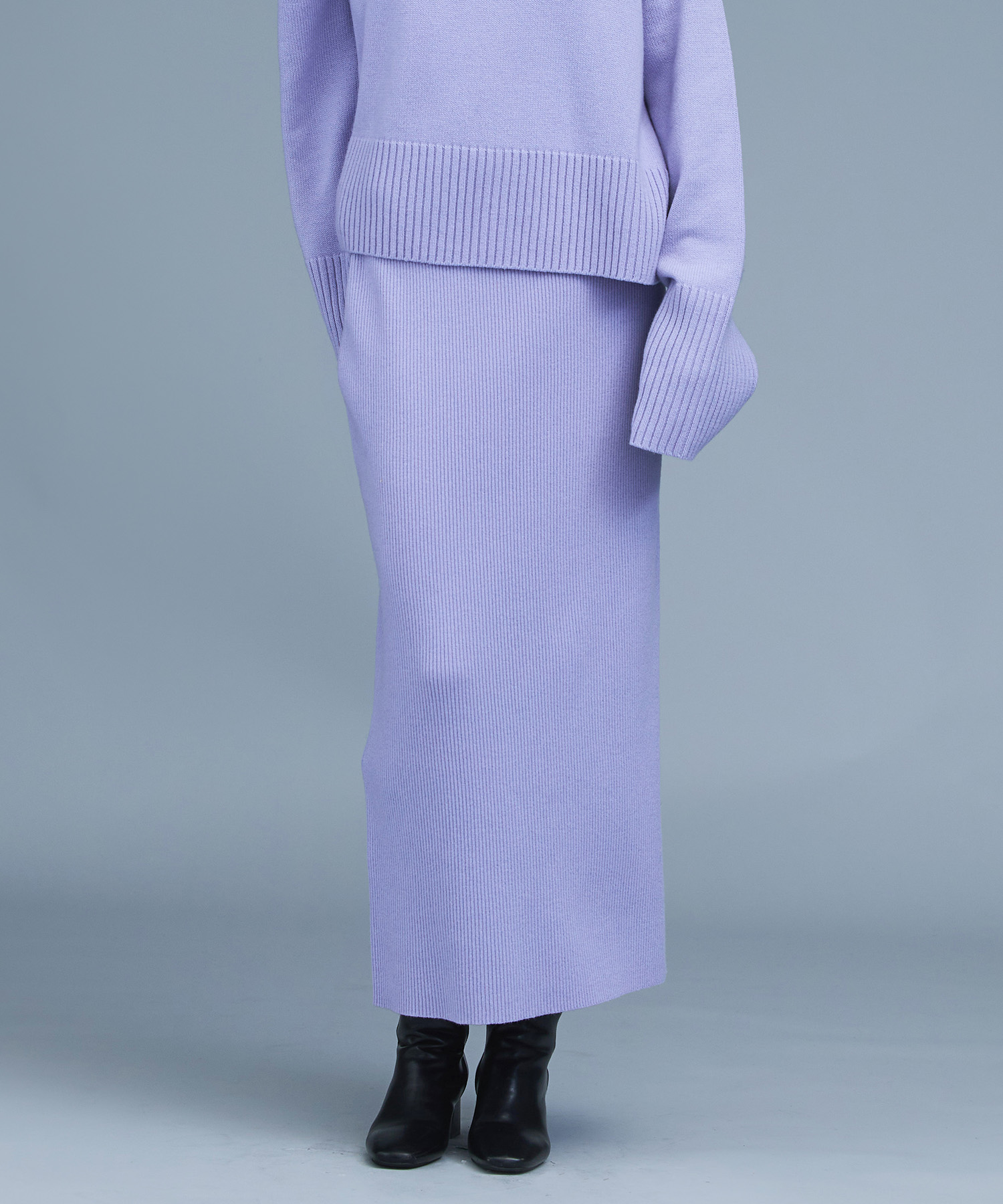 ウールカシミヤリブスカートを着る女性