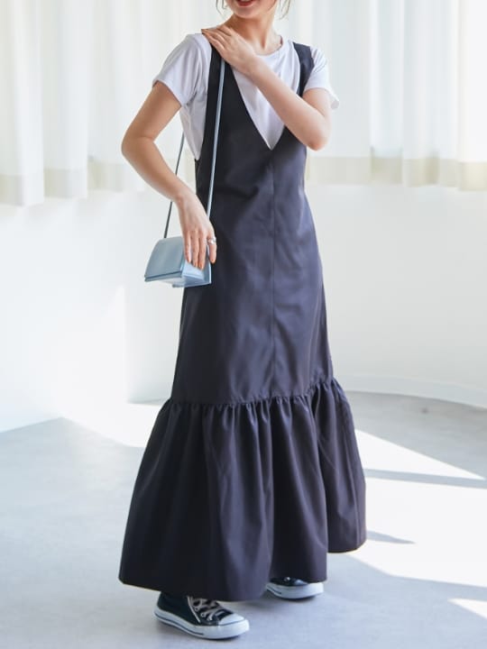 フレアジャンパースカートを着用している女性モデルの画像