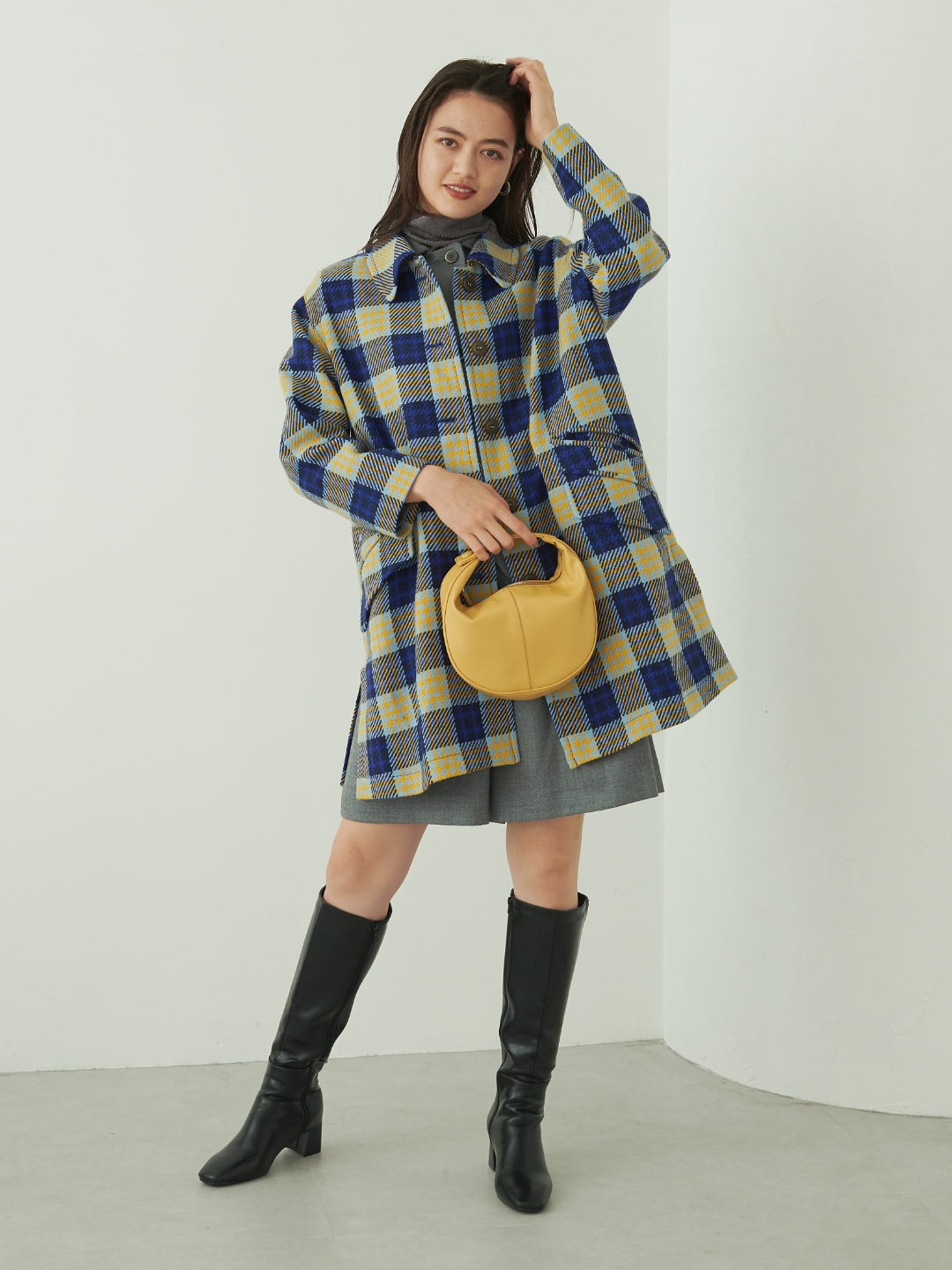 OUTER LOOK BOOK junko shimadaの服を着用している女性モデルの画像01