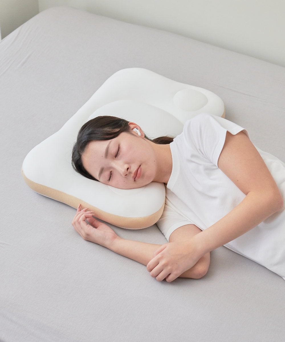 NeOchiPillOw　耳にやさしいまくらを着用しているモデル画像