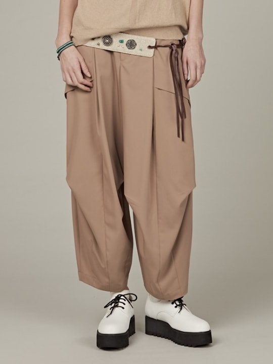 膝タックパンツ