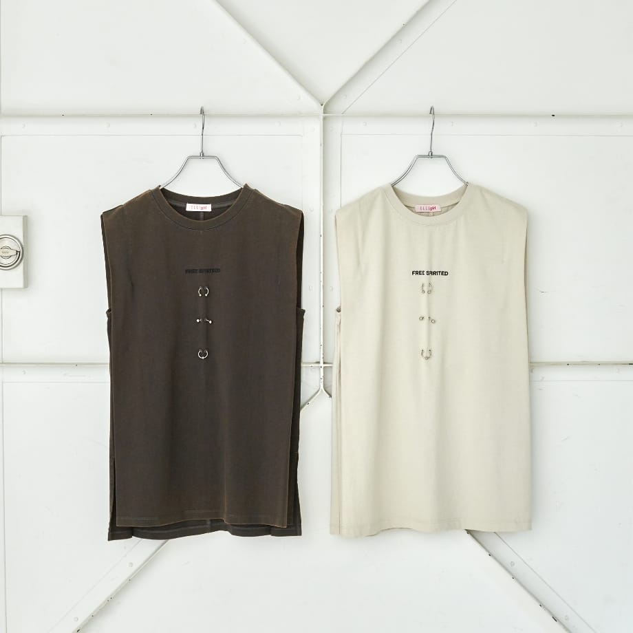 ハンガーに掛けて並べられた2色のボディピアスノースリーブTシャツ