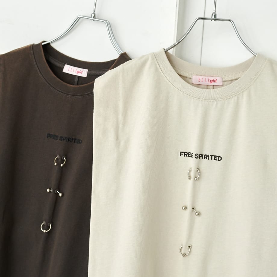 ハンガーに掛かったボディピアスノースリーブTシャツが重ねられている