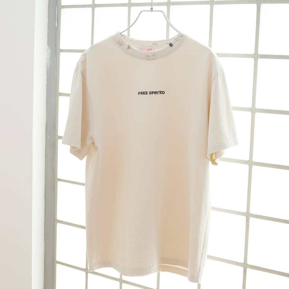 ハンガーに掛けられたボディピアスTシャツ