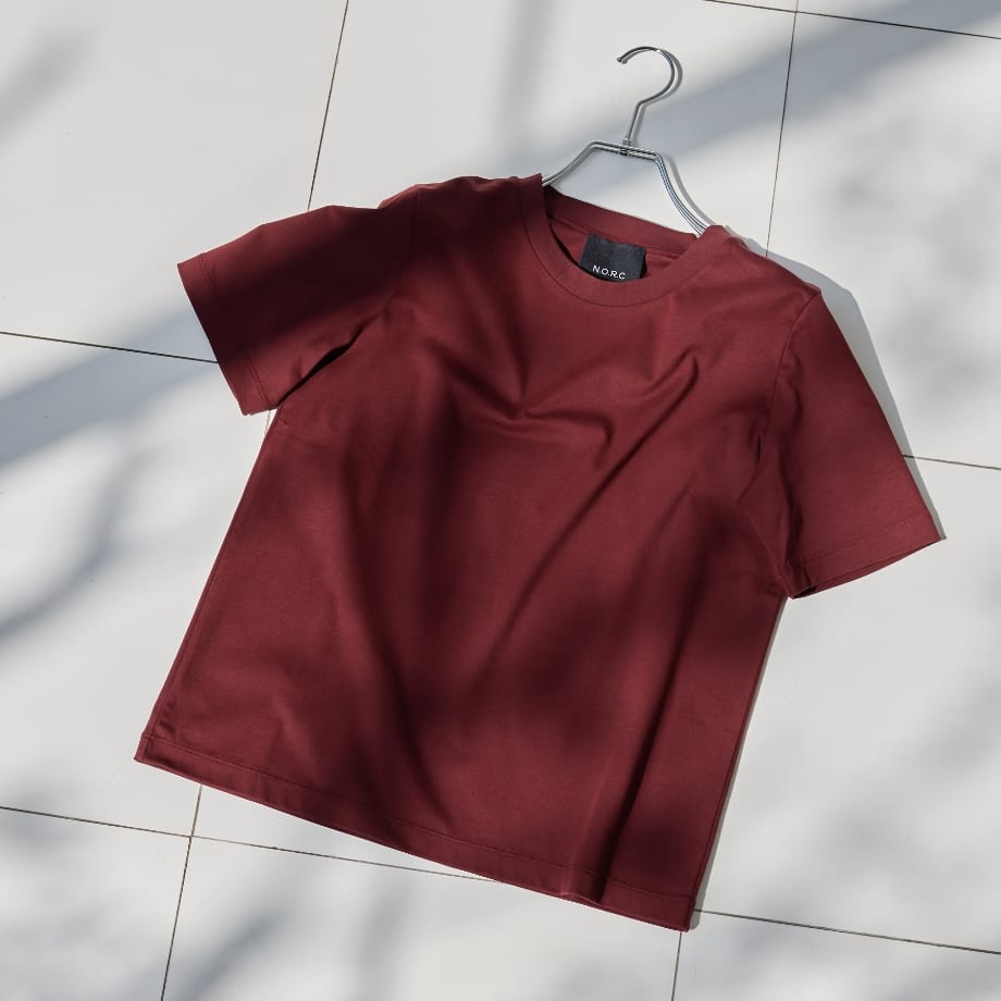 ハンガーに掛けられた【マルチファンクション】Tシャツ