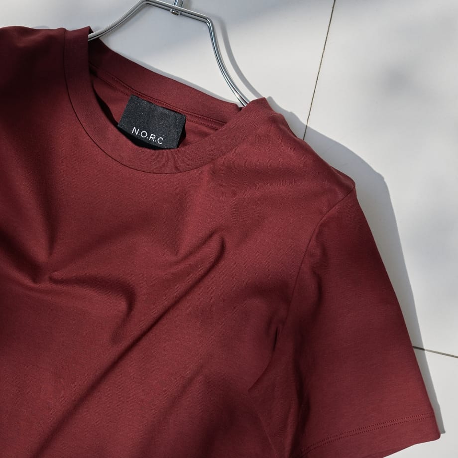 ハンガーに掛けられた【マルチファンクション】Tシャツの首まわり