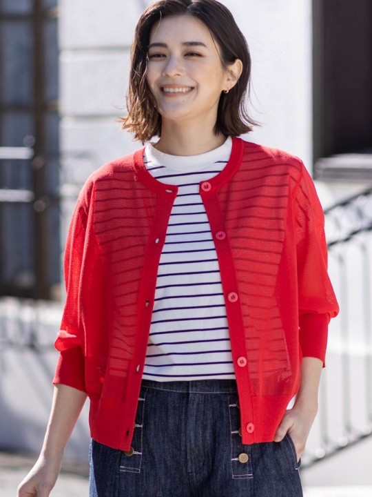 クルーネックカーディガンを着用した女性の写真