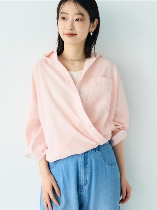 《洗える》サマ美え 2wayカシュクールシャツを着用した女性の写真