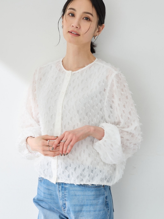 カットジャガードブルゾンを着用した女性の写真