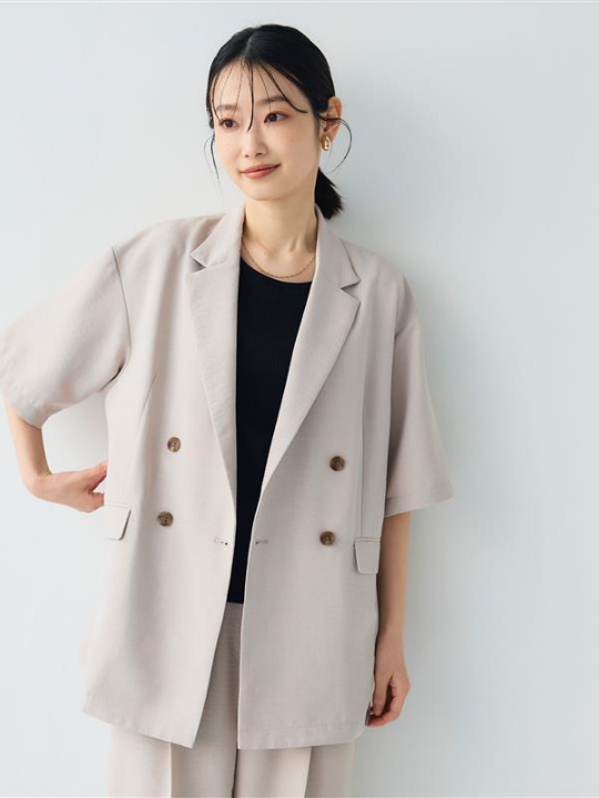 《シワになりにくい》サマナチュラ リネンライクハーフスリーブテーラードジャケットを着用した女性の写真