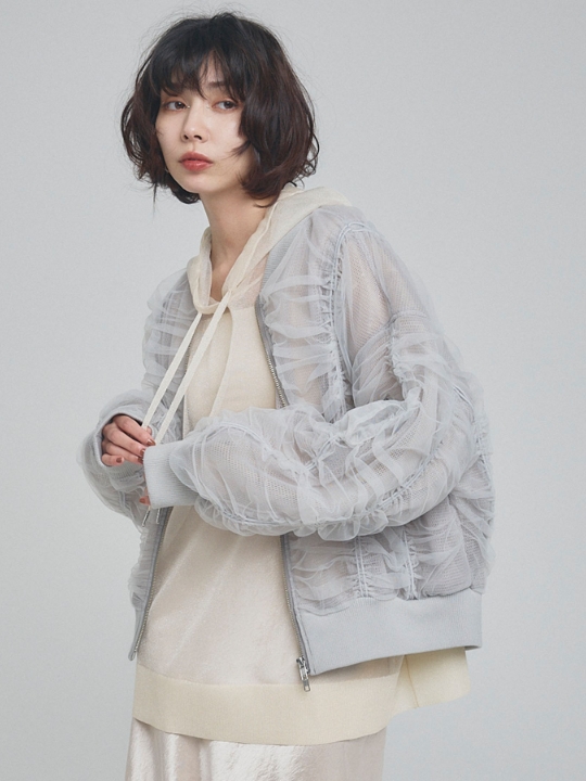 シャーリングシアーMA-1を着用した女性の写真