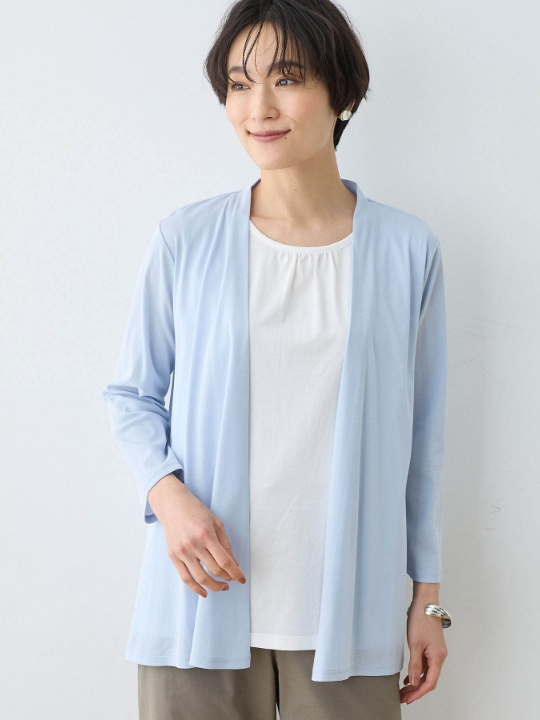 【ひやさらコットン】【UVカット】フライスカーディガンを着用した女性の写真