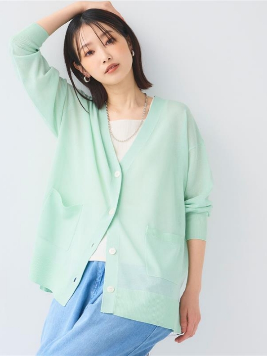 《洗える》サマナチュラ オーバーサイズシアーVネックニットカーディガンを着用した女性の写真