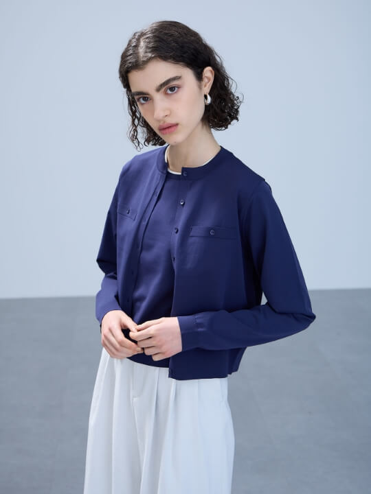 クルーニットカーディガン【BEAUTY AIRY】を着用した女性の写真
