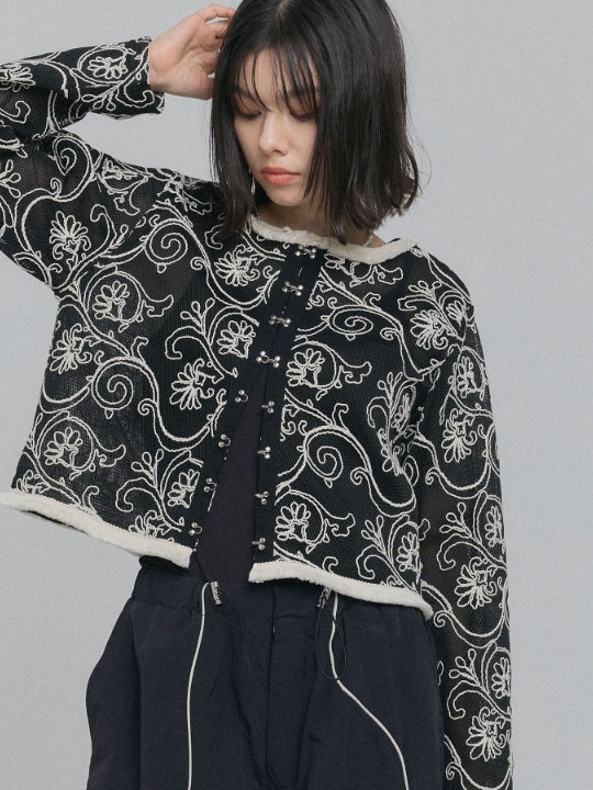 コード刺繍メッシュカーディガンを着用した女性の写真