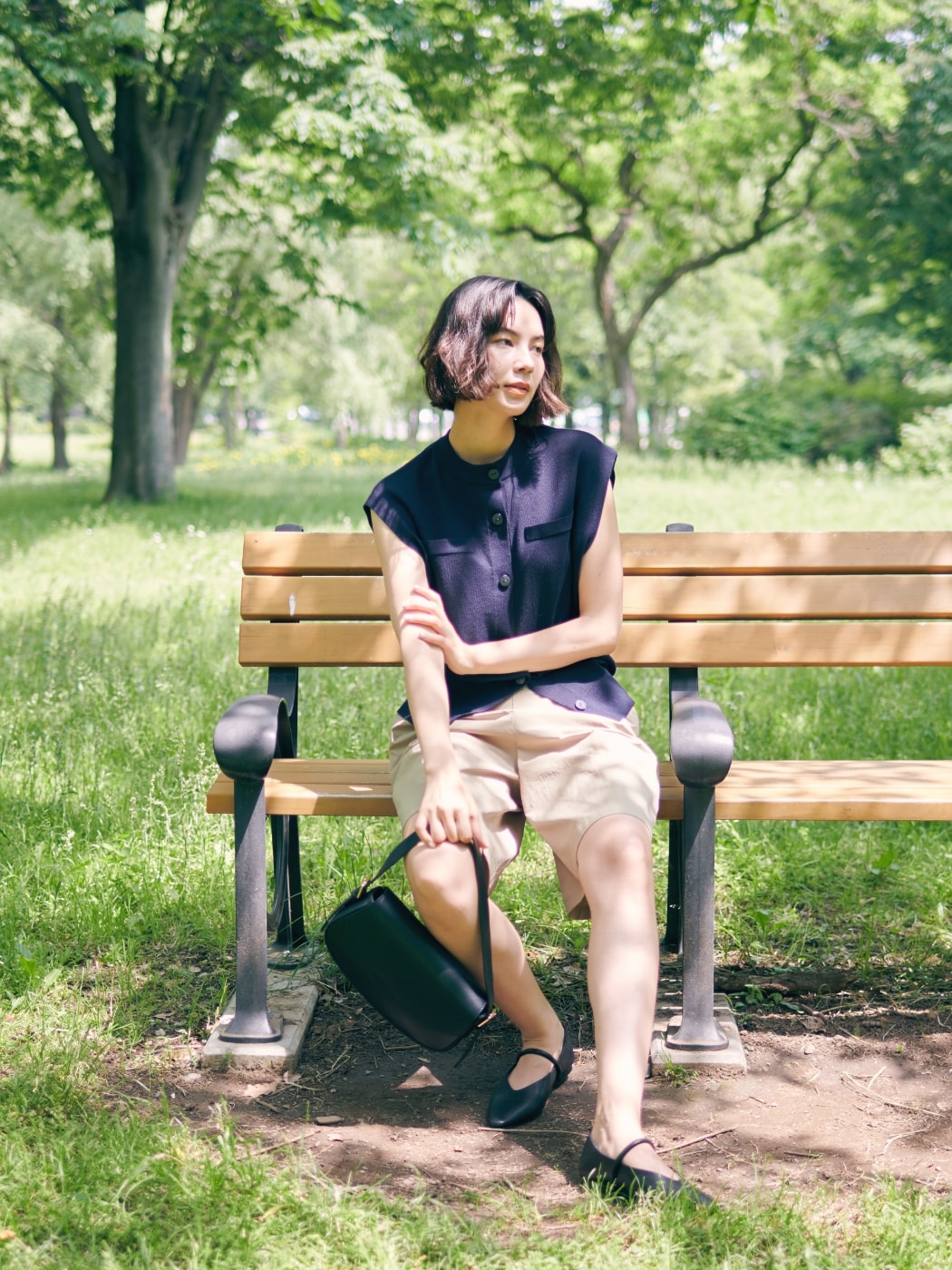 ニットベスト【SARACO】とラッシュガードハーフパンツ【Water repellent】と【REMME】メリージェーンパンプスを着用した女性１