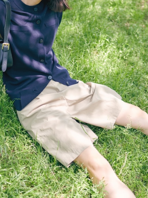 ニットベスト【SARACO】とラッシュガードハーフパンツ【Water repellent】と【REMME】メリージェーンパンプスを着用した女性３