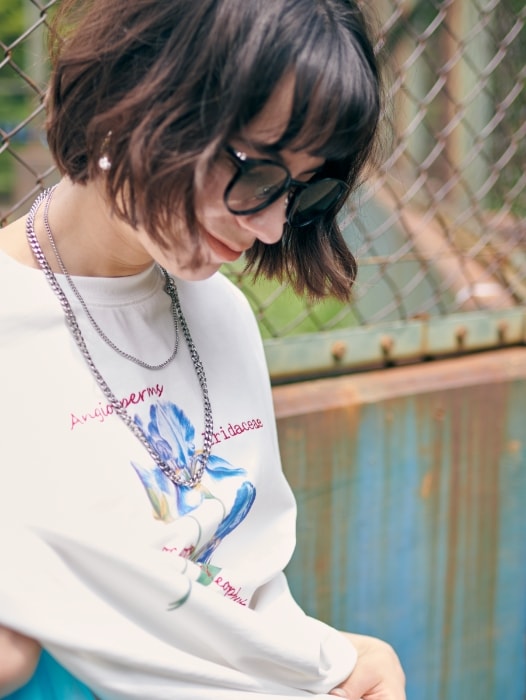 シアーニットカーディガンとアイリスプリントチュニックTシャツとニットハーフレギンスとクラウンバンドサングラスを着用した女性２