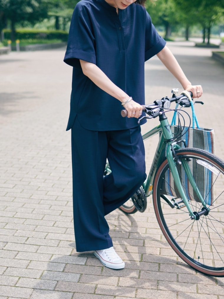 リネンライクシャツ【接触冷感】とリネンライクパンツ【接触冷感】とストライプスクエアトートバッグを着用した女性３