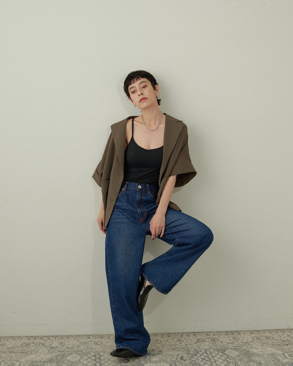ダークブルーの【NEEDBY】LUNA・ブラックのトップス・ブラウンのウォッシャブルテーラードハーフスリーブジャケット【CLEAN MOTION】を着用した女性の画像--1