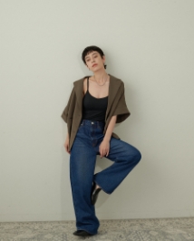 ダークブルーの【NEEDBY】LUNA・ブラックのトップス・ブラウンのウォッシャブルテーラードハーフスリーブジャケット【CLEAN MOTION】を着用した女性のサムネイル画像--1