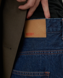 ダークブルーの【NEEDBY】LUNA・ブラックのトップス・ブラウンのウォッシャブルテーラードハーフスリーブジャケット【CLEAN MOTION】を着用した女性のサムネイル画像--4