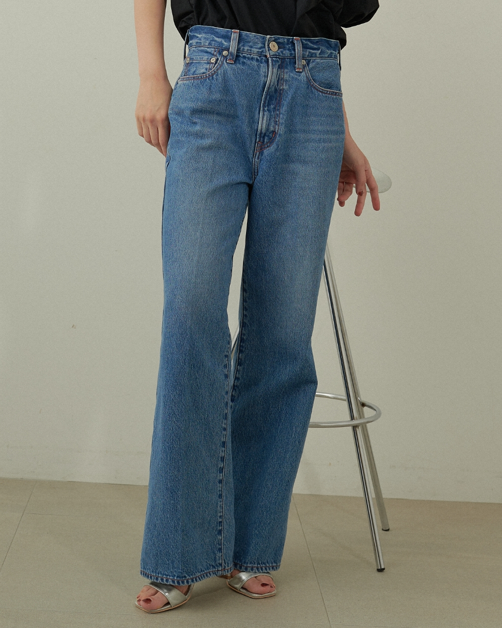 ダークブルーの【NEEDBY】ANNIE・ブラックの撥水ギャザータックブラウス【NYLON WATER PROOF】を着用した女性の画像--2