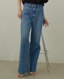 ダークブルーの【NEEDBY】ANNIE・ブラックの撥水ギャザータックブラウス【NYLON WATER PROOF】を着用した女性のサムネイル画像--2